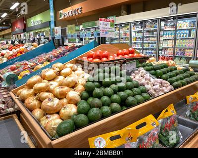 Orlando, FL/USA - 5/4/20: La navata dei prodotti in un negozio di alimentari Publix ad Orlando, Florida, in attesa di essere acquistato dai clienti. Foto Stock