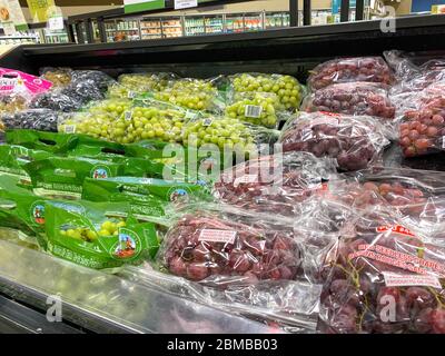 Orlando, FL/USA - 5/4/20: La navata dei prodotti in un negozio di alimentari Publix ad Orlando, Florida, in attesa di essere acquistato dai clienti. Foto Stock