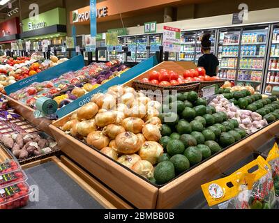 Orlando, FL/USA - 5/4/20: La navata dei prodotti in un negozio di alimentari Publix ad Orlando, Florida, in attesa di essere acquistato dai clienti. Foto Stock