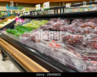 Orlando, FL/USA - 5/4/20: La navata dei prodotti in un negozio di alimentari Publix ad Orlando, Florida, in attesa di essere acquistato dai clienti. Foto Stock