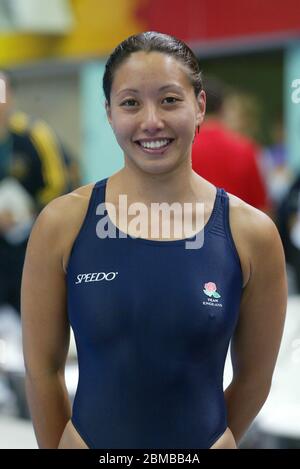 MANCHESTER - LUGLIO 26: Karen Smith d'Inghilterra gareggia nella piattaforma Women's Diving 10m al Manchester Aquatics Center durante i Giochi del Commonwealth 2002, Foto Stock