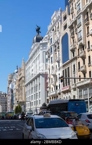 Il traffico sulla Gran Via, Madrid, Spagna Foto Stock