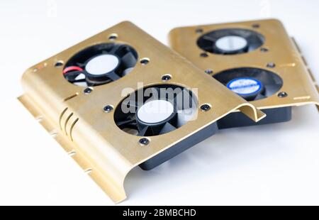Primo piano delle ventole di raffreddamento HDD e SSD su sfondo bianco . Foto Stock