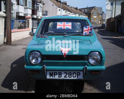 Queenborough, Kent, Regno Unito. 8 maggio 2020. Un Reliant Robin è stato decorato con bandiere sindacali per il VE Day 75 a Queenborough, Kent. Credit: James Bell/Alamy Live News Foto Stock