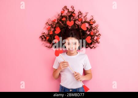 Vista superiore sopra alto angolo piatto disposizione flatlay idea ritratto di concetto di bella ragazza allegra ondulato-capelli molte carte d'amore in capelli tenendo in mano freccia partita Foto Stock