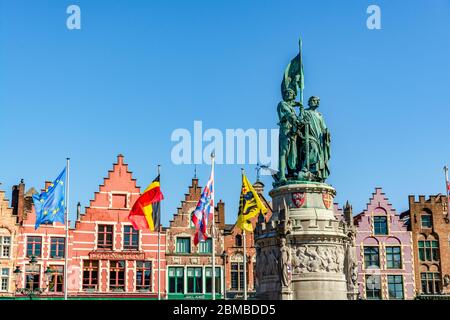 Bruges, Belgio - 5 maggio 2018: Statua di Jan Breydel e Pieter de Coninck nel centro della piazza del mercato (Grote Markt) con sfondo cielo vuoto. Foto Stock