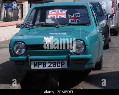 Queenborough, Kent, Regno Unito. 8 maggio 2020. Un Reliant Robin è stato decorato con bandiere sindacali per il VE Day 75 a Queenborough, Kent. Credit: James Bell/Alamy Live News Foto Stock