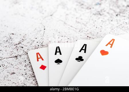 Quattro aces di abiti diversi isolati su sfondo bianco Foto Stock