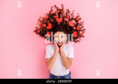 Vista superiore sopra alto angolo piatto laici flatlay idea ritratto di lei bella ragazza allegra wavy-capelli avendo divertente carta di cuore in regalo di capelli Foto Stock