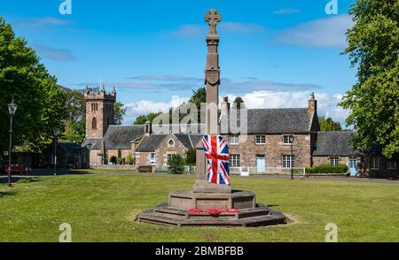 Dirleton Village, East Lothian, Scozia, Regno Unito. 8 maggio 2020. Festa del Ve: Una bandiera dell'Unione Jack drappeggiata sopra il memoriale di guerra nel verde del villaggio nella 75a commemorazione della Vittoria in Europa Day Foto Stock