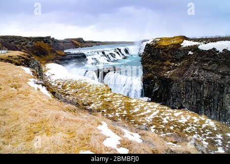 Gullfoss ("Cascate d'oro"), una cascata nel canyon del fiume Hvítá nella rotta del cerchio d'oro nell'Islanda sud-occidentale. Foto Stock