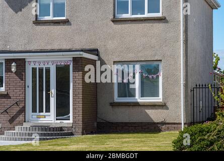 North Berwick, East Lothian, Scozia, Regno Unito. 8 maggio 2020. Festa del Ve: Una casa decorata con conigli nella 75a commemorazione della Vittoria in Europa Day Foto Stock