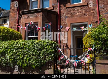 North Berwick, East Lothian, Scozia, Regno Unito. 8 maggio 2020. Festa del Ve: Una casa vittoriana decorata con conigli nella 75a commemorazione della Vittoria in Europa Day Foto Stock