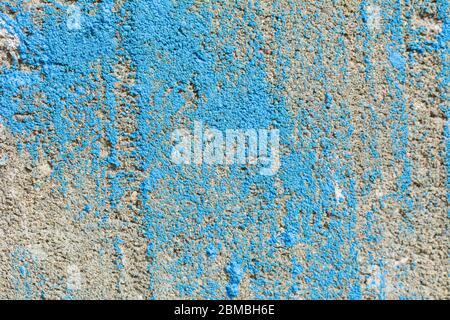 Vecchio cracked intemperie blu verniciato intonacato muro pelato sfondo banner. Struttura in calcestruzzo astratta Foto Stock