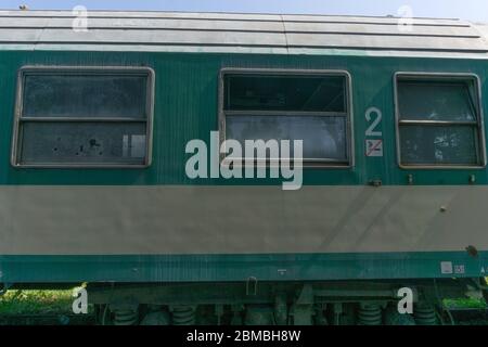 un ultimo parco e treni abbandonati su un paesaggio verde Foto Stock