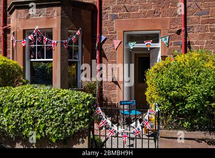 North Berwick, East Lothian, Scozia, Regno Unito. 8 maggio 2020. Festa del Ve: Una casa vittoriana decorata con conigli nella 75a commemorazione della Vittoria in Europa Day Foto Stock