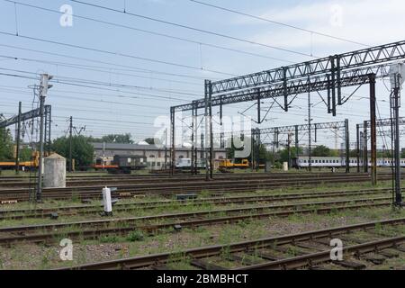 un ultimo parco e treni abbandonati su un paesaggio verde Foto Stock