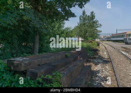 un ultimo parco e treni abbandonati su un paesaggio verde Foto Stock