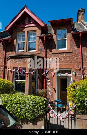 North Berwick, East Lothian, Scozia, Regno Unito. 8 maggio 2020. Festa del Ve: Una casa vittoriana decorata con conigli nella 75a commemorazione della Vittoria in Europa Day Foto Stock