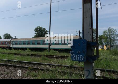 un ultimo parco e treni abbandonati su un paesaggio verde Foto Stock