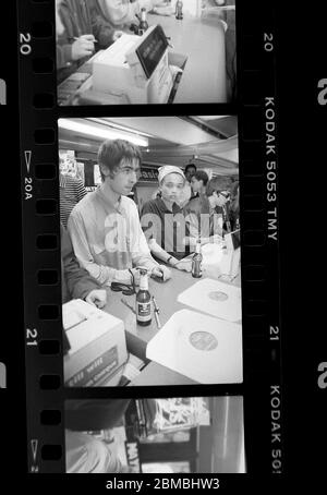 Oasis registra firma al Virgin Megastore, Oxford Street, Londra prima del rilascio di definitivamente forse. 29 agosto 1994 fotografato da James Boardman. Foto Stock