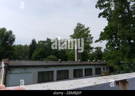 un ultimo parco e treni abbandonati su un paesaggio verde Foto Stock