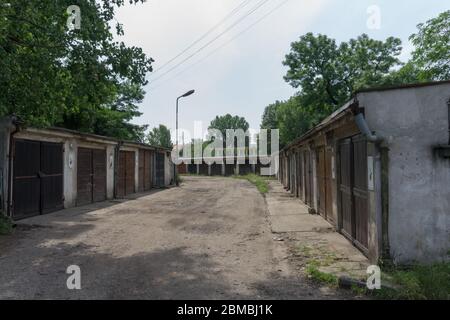 un ultimo parco e treni abbandonati su un paesaggio verde Foto Stock