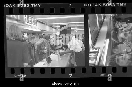 Oasis registra firma al Virgin Megastore, Oxford Street, Londra prima del rilascio di definitivamente forse. 29 agosto 1994 fotografato da James Boardman. Foto Stock