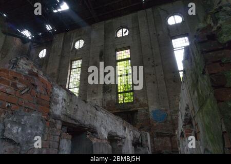 un ultimo parco e treni abbandonati su un paesaggio verde Foto Stock