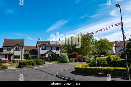 North Berwick, East Lothian, Scozia, Regno Unito. 8 maggio 2020. Celebrazioni del VE Day: Bunting ha appeso attraverso la strada dai lampioni nel ben Sayers Park nella 75a commemorazione della Vittoria in Europa Day Foto Stock