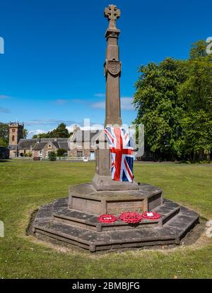 Dirleton Village, East Lothian, Scozia, Regno Unito. 8 maggio 2020. Festa del Ve: Una bandiera dell'Unione Jack drappeggiata sopra il memoriale di guerra nel verde del villaggio nella 75a commemorazione della Vittoria in Europa Day Foto Stock