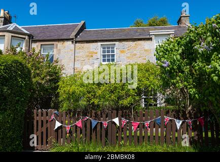 Oca Green, Gullane, East Lothian, Scozia, Regno Unito, 8 maggio 2020. Festa del Ve: Bunting decora una casa nel villaggio nella 75a commemorazione della Vittoria in Europa Day Foto Stock