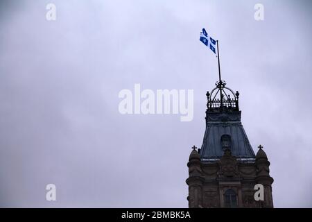 La bandiera blu e bianca dalla cima della torre del parlamento Foto Stock