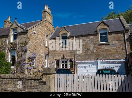 Oca Green, Gullane, East Lothian, Scozia, Regno Unito. 8 maggio 2020. Festa del Ve: Bunting decora una casa nel villaggio nella 75a commemorazione della Vittoria in Europa Foto Stock