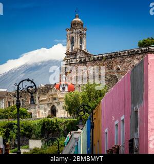 Ex convento de San Francisco visto dal centro di Atlixco, Puebla, Messico. Foto Stock