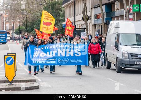 I dimostranti partecipano a una protesta di emergenza dell'NHS "Fix it Now" che chiede la fine della crisi dei finanziamenti nel Servizio sanitario Foto Stock