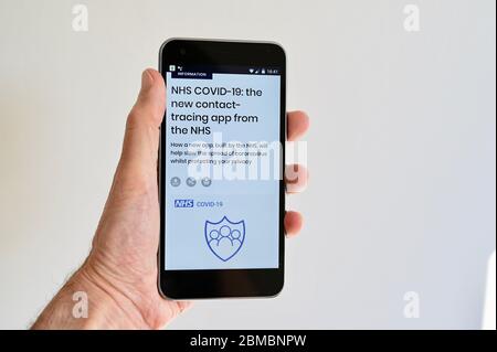 App di tracciamento NHS COVID-19 visualizzata su un telefono cellulare. Foto Stock