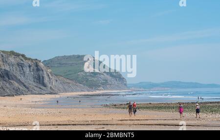 Charmouth Dorset, Regno Unito. 8 maggio 2020. UK Weather: Un pomeriggio caldo e soleggiato in riva al mare a Charmouth, West Dorset. Nonostante il bel tempo le spiagge rimangono tranquille sul 75 ° aniverario del giorno VE come la gente continua a seguire i consigli per rimanere a casa durante il blocco pandemico coronavirus. Credit: Celia McMahon/Alamy Live News Foto Stock