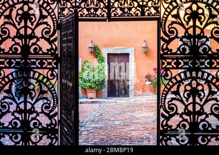 Vista attraverso una porta in ferro battuto a Hacienda la Cantera a Lagos de Moreno, Jalisco, Messico. Foto Stock