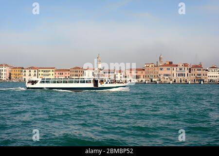 Vaporetto o vaporetto nel canale della Giudecca a Venezia Foto Stock