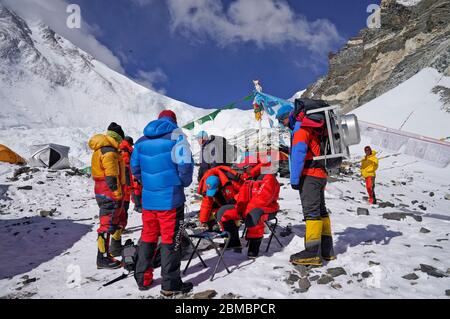 (200508) -- MONTE QOMOLANGMA BASE CAMP, 8 maggio 2020 (Xinhua) -- Guide montane si preparano a trasportare le forniture ad un campo ad un'altitudine di 7,028 metri, al Monte Qomolangma nella regione autonoma del Tibet della Cina sudoccidentale, 8 maggio 2020. I topografi cinesi che miravano a rimisurare l'altezza del monte Qomolangma si riposarono e prepararono l'attrezzatura venerdì presso il campo di anticipo di un'altitudine di 6,500 metri, mentre le guide alpine si prepararono per trasportare le forniture ad un campo di 7,028 metri di altitudine. Secondo le guide alpine, nei prossimi due giorni si prevede di allestire funi di sicurezza fino alla vetta. (. Foto Stock