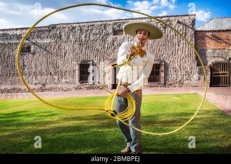 Hugo Pedrero che fa trick di corda a Hacienda la Cantera in Lagos de Moreno, Jalisco, Messico. Foto Stock