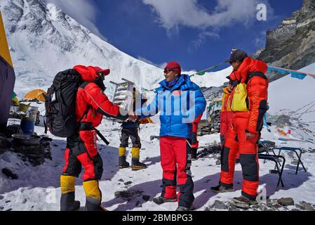 (200508) -- MONTE QOMOLANGMA BASE CAMP, 8 maggio 2020 (Xinhua) -- Guide montane si preparano a trasportare le forniture ad un campo ad un'altitudine di 7,028 metri, al Monte Qomolangma nella regione autonoma del Tibet della Cina sudoccidentale, 8 maggio 2020. I topografi cinesi che miravano a rimisurare l'altezza del monte Qomolangma si riposarono e prepararono l'attrezzatura venerdì presso il campo di anticipo di un'altitudine di 6,500 metri, mentre le guide alpine si prepararono per trasportare le forniture ad un campo di 7,028 metri di altitudine. Credit: Xinhua/Alamy Live News Foto Stock