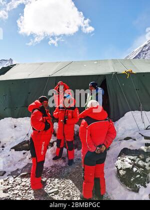 (200508) -- MONTE QOMOLANGMA BASE CAMP, 8 maggio 2020 (Xinhua) -- Guide montane si preparano a trasportare le forniture ad un campo ad un'altitudine di 7,028 metri, al campo avanzato del Monte Qomolangma nella regione autonoma del Tibet della Cina sudoccidentale, 8 maggio 2020. I topografi cinesi che miravano a rimisurare l'altezza del monte Qomolangma si riposarono e prepararono l'attrezzatura venerdì presso il campo di anticipo di un'altitudine di 6,500 metri, mentre le guide alpine si prepararono per trasportare le forniture ad un campo di 7,028 metri di altitudine. Credit: Xinhua/Alamy Live News Foto Stock