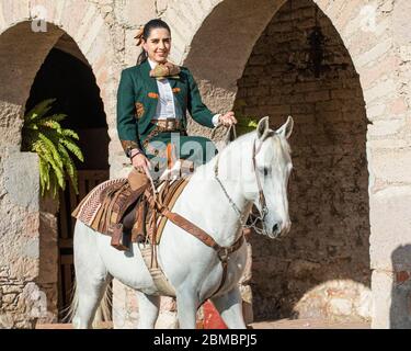 Pamela Pedrero su un cavalcione bianco a Hacienda la Cantera a Lagos de Moreno, Jalisco, Messico. Foto Stock