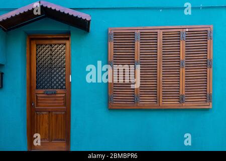 Porta e finestra sulla parete blu Foto Stock
