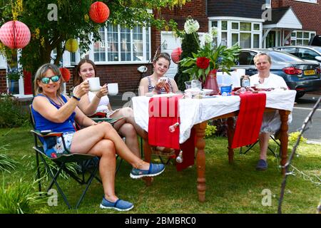 Halesowen, West Midlands, Regno Unito. 8 maggio 2020. La famiglia Alderson può gustare una tazza di tè tranquillo ma molto inglese per la festa del VE Day 75 a Halesowen, West Midlands. Credit: Peter Lopeman/Alamy Live News Foto Stock