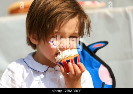 Halesowen, West Midlands, Regno Unito. 8 maggio 2020. Zachary Hickin, 4 anni, gode di una torta a tema del VE Day 75, ognuno dei quali siede nel viaggio di famiglia a Halesowen, West Midlands. Credit: Peter Lopeman/Alamy Live News Foto Stock