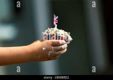 Halesowen, West Midlands, Regno Unito. 8 maggio 2020. Un bambino ha un cupcake a tema del VE Day 75. Credit: Peter Lopeman/Alamy Live News Foto Stock