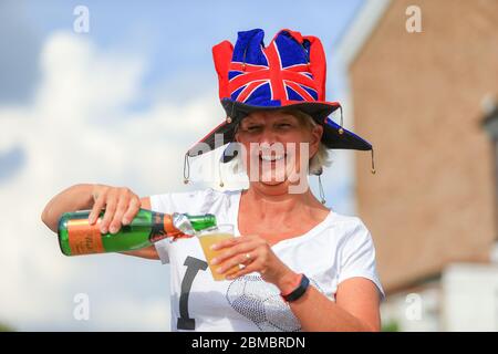 Halesowen, West Midlands, Regno Unito. 8 maggio 2020. Samantha Grinham, 50 anni, gode di un'ottima festa di dollari al suo partito di strada del VE Day 75 a Halesowen, West Midlands. Credit: Peter Lopeman/Alamy Live News Foto Stock